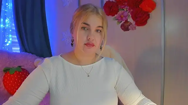 Snapshot of CoraSwon chatting on 02.06.25 CoraSwon online show from 02.06.25