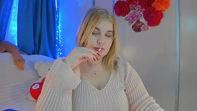 Snapshot of CoraSwon chatting on 02.07.25 CoraSwon online show from 02.07.25