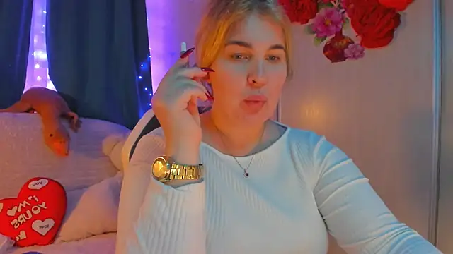 Snapshot of CoraSwon chatting on 02.09.25 CoraSwon online show from 02.09.25