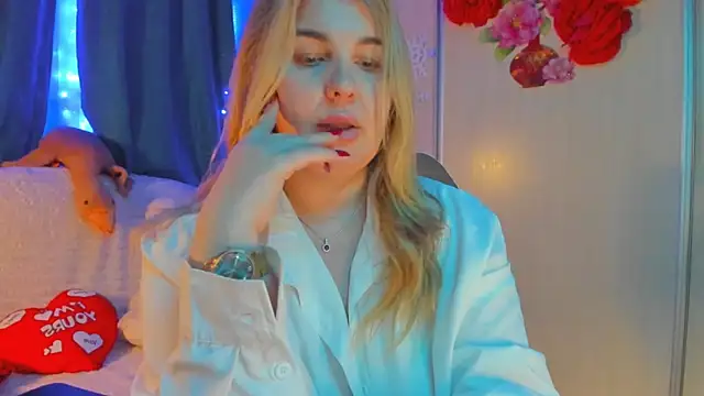 Snapshot of CoraSwon chatting on 02.09.25 CoraSwon online show from 02.09.25