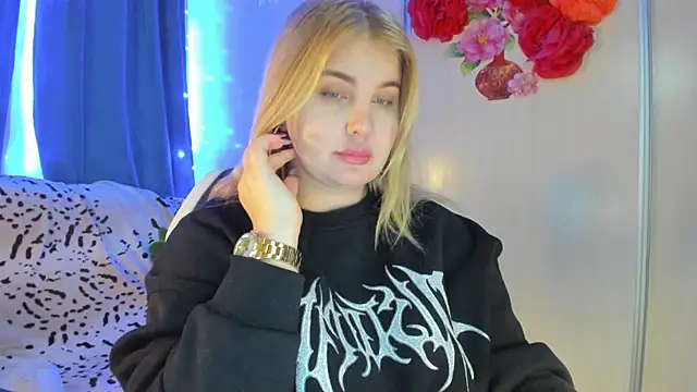 Snapshot of CoraSwon chatting on 02.10.25 CoraSwon online show from 02.10.25