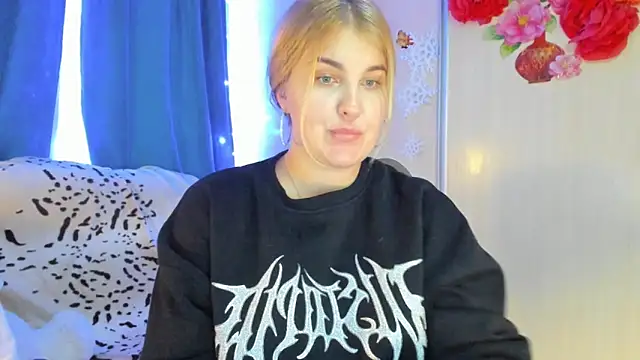 Snapshot of CoraSwon chatting on 02.10.25 CoraSwon online show from 02.10.25