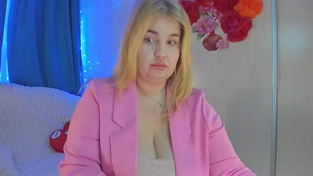 Snapshot of CoraSwon chatting on 02.11.25 CoraSwon online show from 02.11.25