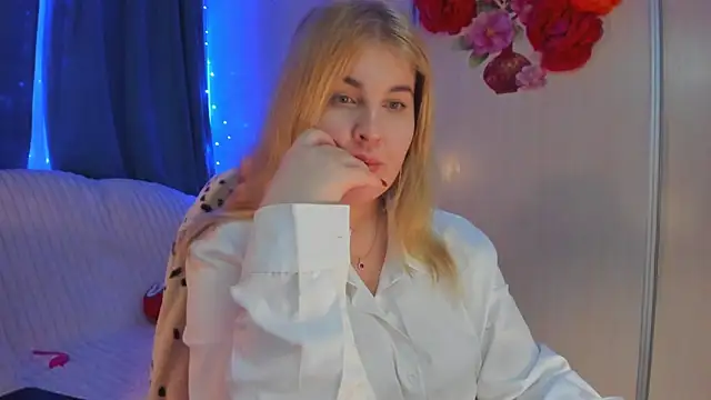 Snapshot of CoraSwon chatting on 02.11.25 CoraSwon online show from 02.11.25