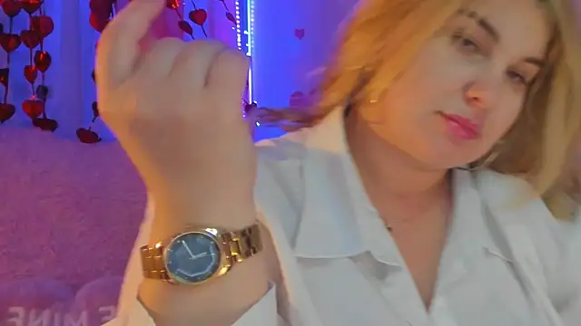 Snapshot of CoraSwon chatting on 02.14.25 CoraSwon online show from 02.14.25