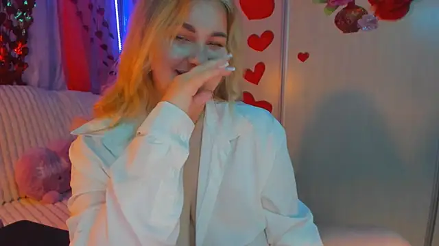 Snapshot of CoraSwon chatting on 02.23.25 CoraSwon online show from 02.23.25