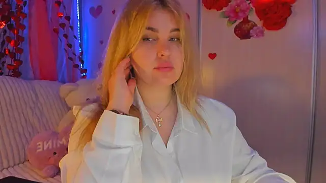 Snapshot of CoraSwon chatting on 02.24.25 CoraSwon online show from 02.24.25