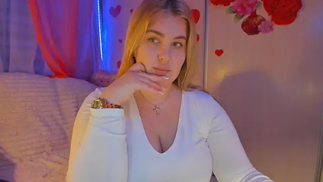 Snapshot of CoraSwon chatting on 03.04.25 CoraSwon online show from 03.04.25