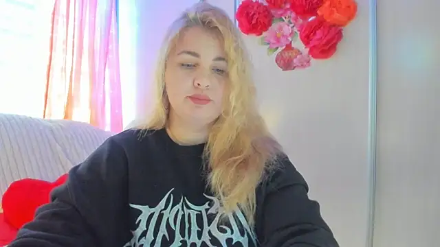 Snapshot of CoraSwon chatting on 03.11.25 CoraSwon online show from 03.11.25