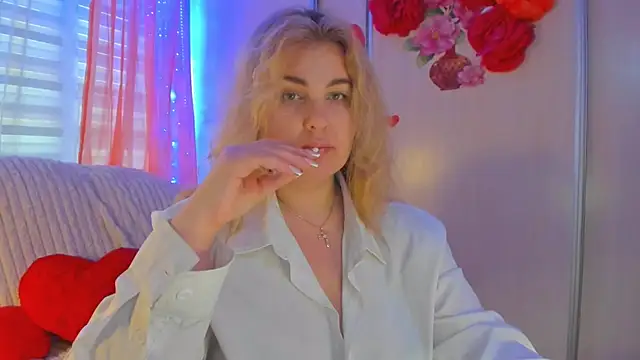 Snapshot of CoraSwon chatting on 03.11.25 CoraSwon online show from 03.11.25