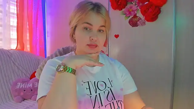 Snapshot of CoraSwon chatting on 03.14.25 CoraSwon online show from 03.14.25