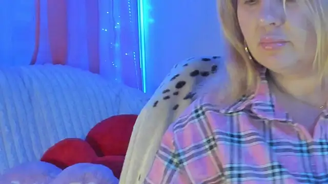 Snapshot of CoraSwon chatting on 03.16.25 CoraSwon online show from 03.16.25