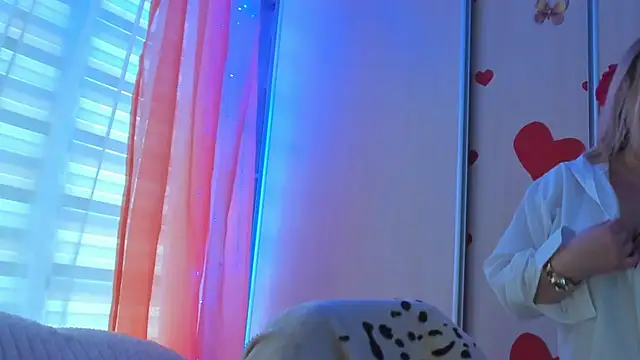 Snapshot of CoraSwon chatting on 03.18.25 CoraSwon online show from 03.18.25