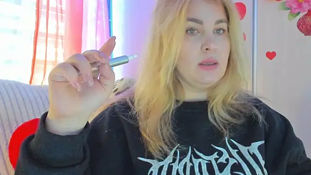 Snapshot of CoraSwon chatting on 03.19.25 CoraSwon online show from 03.19.25