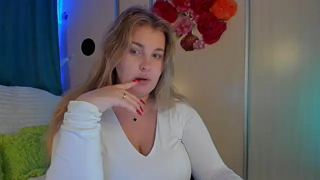 Snapshot of CoraSwon chatting on 09.08.25 CoraSwon online show from 09.08.25