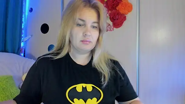 Snapshot of CoraSwon chatting on 09.18.25 CoraSwon online show from 09.18.25