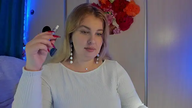 Snapshot of CoraSwon chatting on 09.21.25 CoraSwon online show from 09.21.25