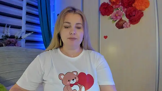 Snapshot of CoraSwon chatting on 09.27.25 CoraSwon online show from 09.27.25