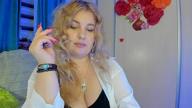 Snapshot of CoraSwon chatting on 10.01.25 CoraSwon online show from 10.01.25