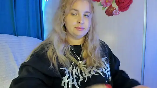 Snapshot of CoraSwon chatting on 10.02.25 CoraSwon online show from 10.02.25