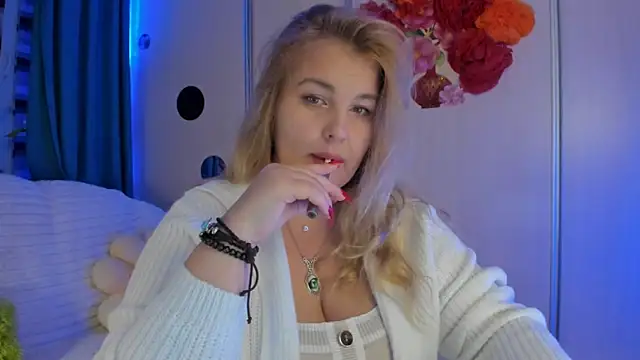 Snapshot of CoraSwon chatting on 10.03.25 CoraSwon online show from 10.03.25