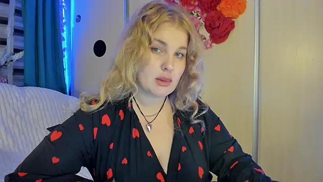 Snapshot of CoraSwon chatting on 10.10.25 CoraSwon online show from 10.10.25