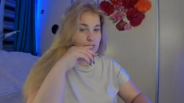 Snapshot of CoraSwon chatting on 10.14.25 CoraSwon online show from 10.14.25