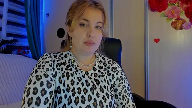 Snapshot of CoraSwon chatting on 11.05.25 CoraSwon online show from 11.05.25