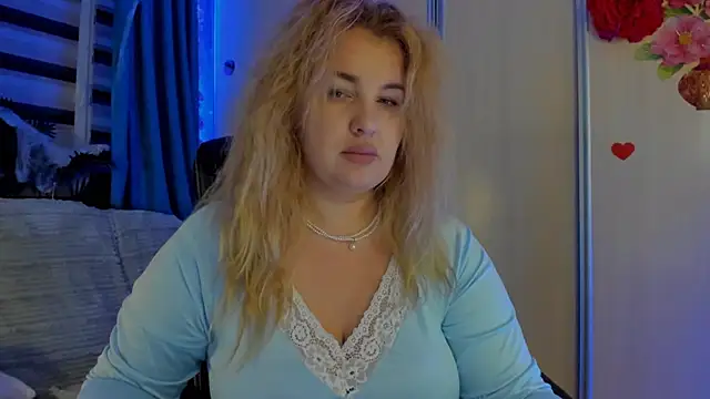 Snapshot of CoraSwon chatting on 11.08.25 CoraSwon online show from 11.08.25