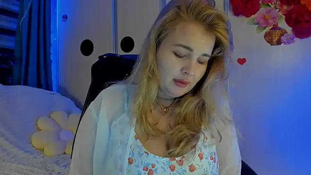 Snapshot of CoraSwon chatting on 11.15.25 CoraSwon online show from 11.15.25