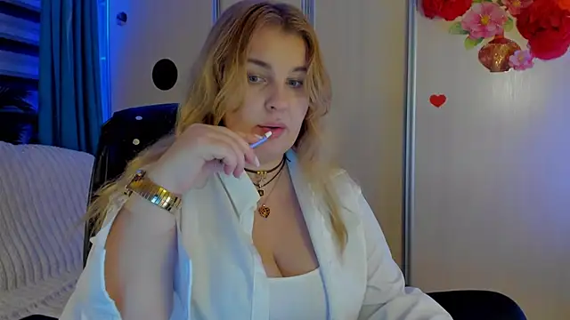 Snapshot of CoraSwon chatting on 11.25.25 CoraSwon online show from 11.25.25