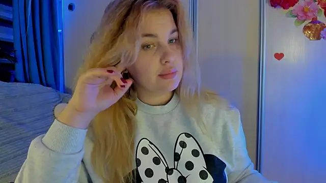 Snapshot of CoraSwon chatting on 12.03.25 CoraSwon online show from 12.03.25