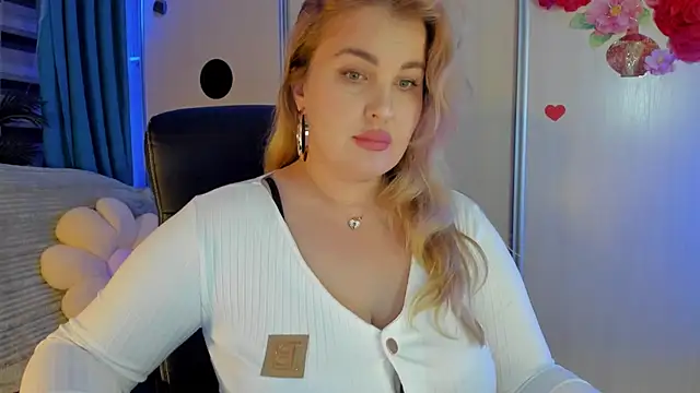 Snapshot of CoraSwon chatting on 12.05.25 CoraSwon online show from 12.05.25