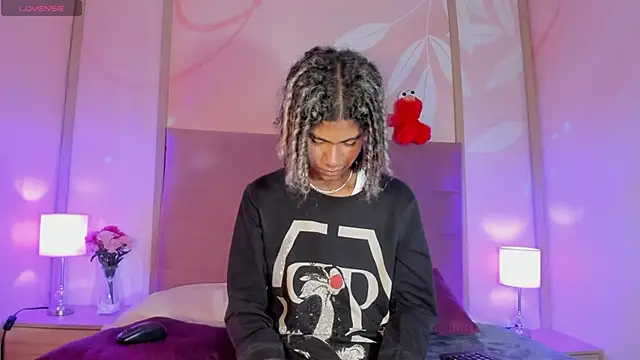 Snapshot of Maxim-Walker chatting on 02.06.25 Maxim-Walker online show from 02.06.25