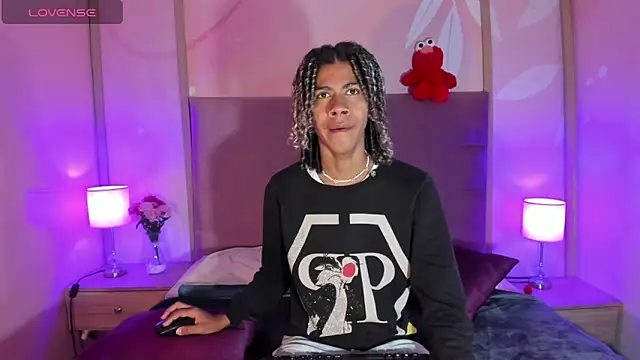 Snapshot of Maxim-Walker chatting on 02.07.25 Maxim-Walker online show from 02.07.25