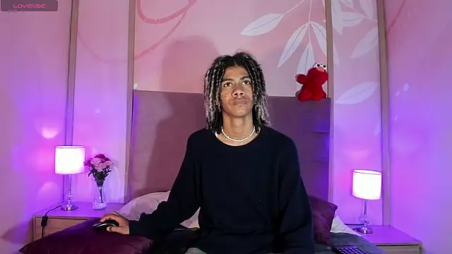 Snapshot of Maxim-Walker chatting on 02.11.25 Maxim-Walker online show from 02.11.25