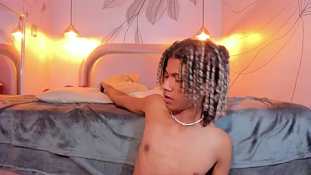 Snapshot of Maxim-Walker chatting on 02.12.25 Maxim-Walker online show from 02.12.25