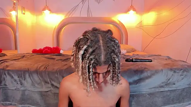 Snapshot of Maxim-Walker chatting on 02.12.25 Maxim-Walker online show from 02.12.25