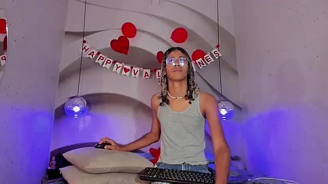 Snapshot of Maxim-Walker chatting on 02.21.25 Maxim-Walker online show from 02.21.25