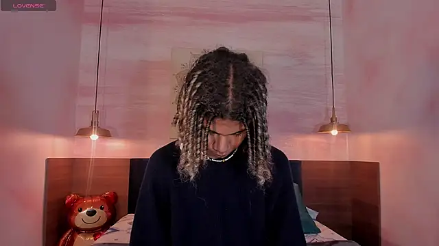 Snapshot of Maxim-Walker chatting on 02.27.25 Maxim-Walker online show from 02.27.25