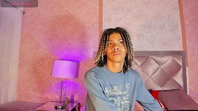 Snapshot of Maxim-Walker chatting on 02.28.25 Maxim-Walker online show from 02.28.25