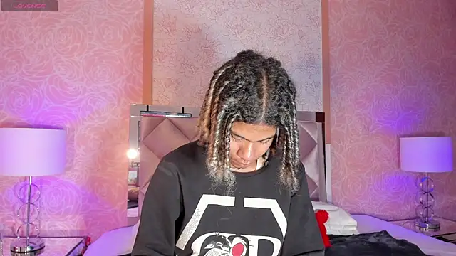 Snapshot of Maxim-Walker chatting on 03.05.25 Maxim-Walker online show from 03.05.25