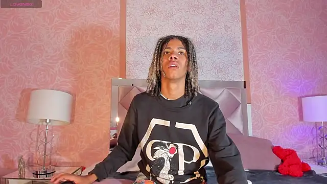 Snapshot of Maxim-Walker chatting on 03.06.25 Maxim-Walker online show from 03.06.25