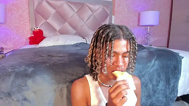 Snapshot of Maxim-Walker chatting on 03.07.25 Maxim-Walker online show from 03.07.25