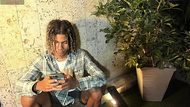 Snapshot of Maxim-Walker chatting on 03.08.25 Maxim-Walker online show from 03.08.25