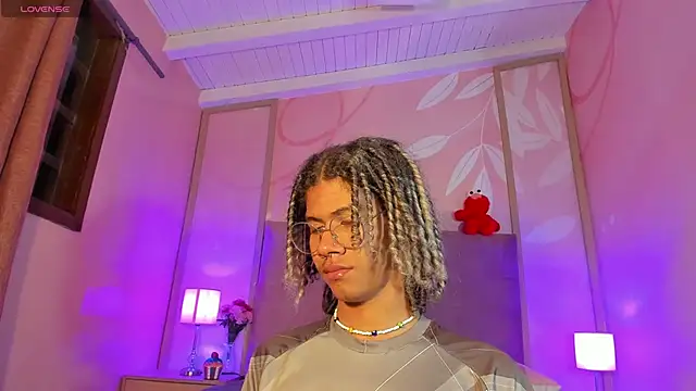 Snapshot of Maxim-Walker chatting on 03.09.25 Maxim-Walker online show from 03.09.25