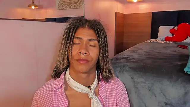 Snapshot of Maxim-Walker chatting on 03.17.25 Maxim-Walker online show from 03.17.25