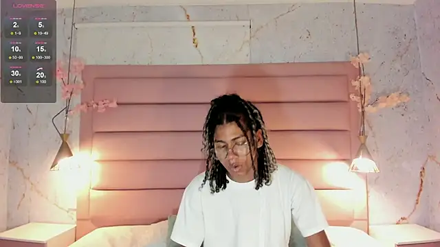 Snapshot of Maxim-Walker chatting on 09.12.25 Maxim-Walker online show from 09.12.25