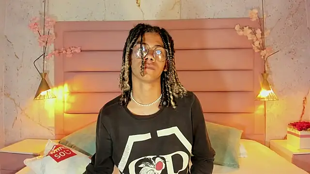 Snapshot of Maxim-Walker chatting on 09.26.25 Maxim-Walker online show from 09.26.25