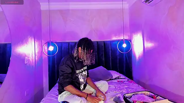 Snapshot of Maxim-Walker chatting on 09.28.25 Maxim-Walker online show from 09.28.25